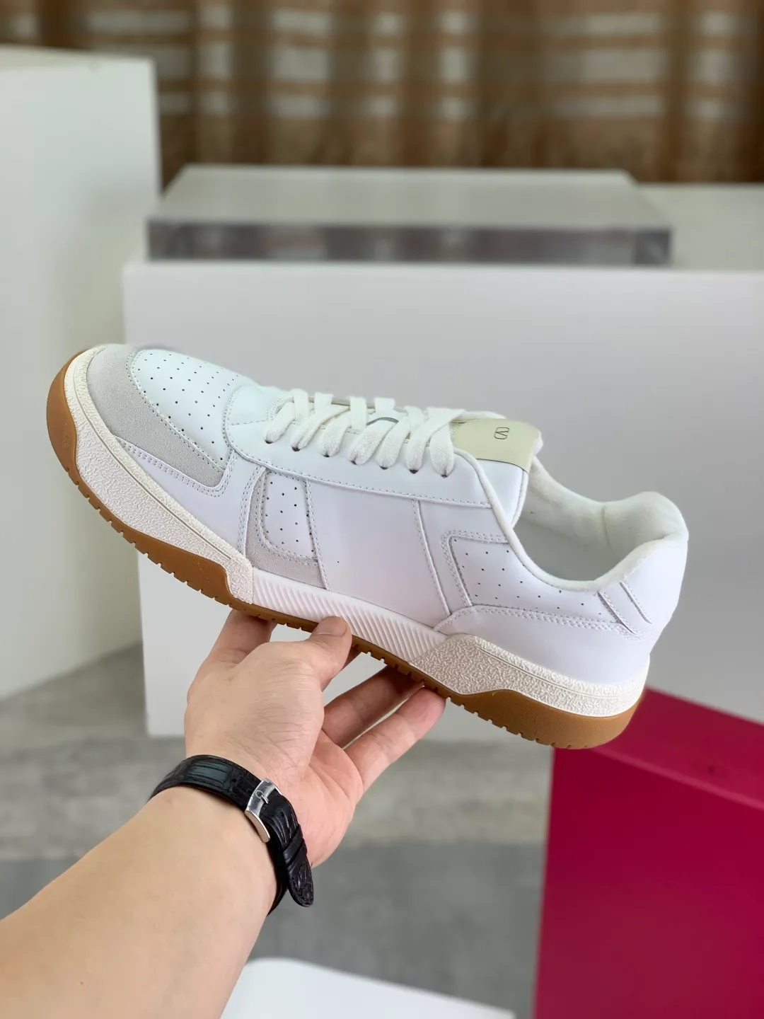 Men's men's shoes 💰P660 new top version of Valentino couple's bread shoes! Valentino Joie de Jouer series Velcro thick sole bread shoes couple style casual sports shoes white shoes original purchase development and production Joie de Jouer series simple style without losing style. The pure white base is paired with fresh green and soft beige, and the unique Velcro design highlights your personality. Every detail tells fashion and quality, wear it, take a confident step, and start the trend journey ✔️Fabric: Original customized imported first-layer cowhide ✔️Inner lining: Original customized soft sheepskin lining ✔️Outsole: Original molded non-slip TPU material ✔️Sole thickness: 3.5CM ✔️Size: Women's 35-41 Men's 38-46 (38. Male, 41 female, 46 non-refundable